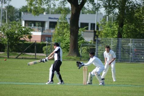 Helaas moest Henk zeer voortijdig naar de kans met een groot probleem met een spier in zijn been. Khalid Afzali bouwde hierna met Sarpal een prachtig partnership op van zo n 60 runs.