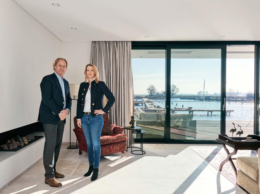 VERSCHENEN IN RESIDENCE OGENBLIK OGENBLIK Jan Willem ten Kley en Kim ten Kley-Keeris in een van de zestien nieuwe, luxe appartementen van Hof van Leede, aan de jachthaven van Warmond.
