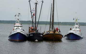 Lauwersland promotietour De boot bleef die nacht liggen in Zoutkamp om de volgende dag, 8 augustus, te vertrekken naar Leer a/d Eems via Delfzijl. De Gebr.