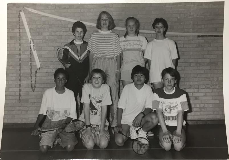 In de pen, Dung. Hoe en wanneer ben je in aanraking gekomen met badminton? Het begon op de basisschool rond mijn 11e jaar. Ik heb er nog een oude foto van gevonden.