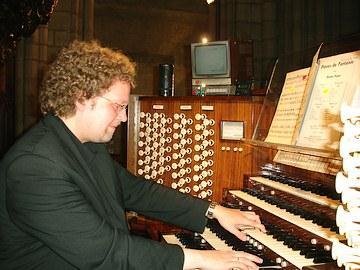 3 Aarnoud de Groen achter de klavieren van het prachtige Cliquot-Cavaillé-Coll orgel van de Notre-Dame-de-Paris.