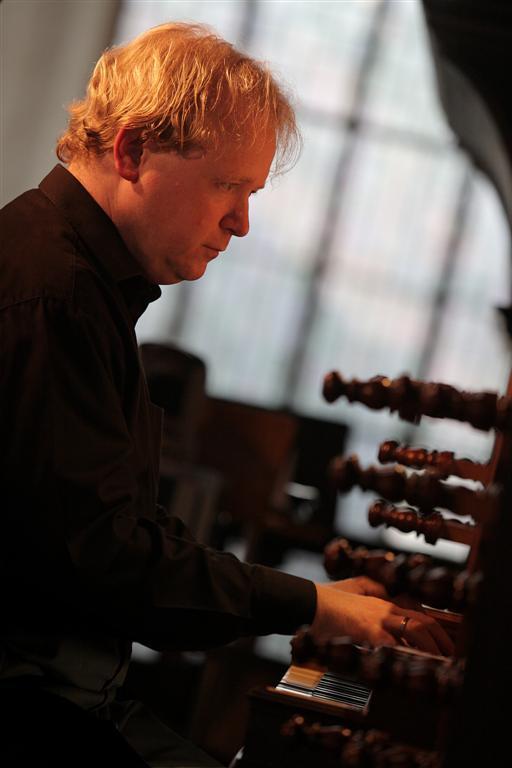 Arjen Leistra (Delft, 1973) studeerde orgel en kerkmuziek respectievelijk aan de conservatoria in Rotterdam en Den Haag.