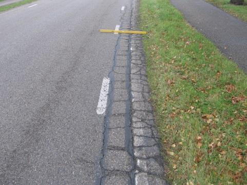 Onvlakheid op een klinkerweg wordt veroorzaakt door een verzakking in de fundering van de