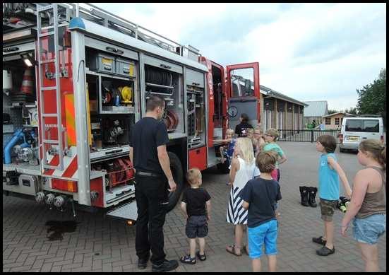 Daarna mogen we in de brandweerwagen zitten, dat is heel speciaal, maar ook erg spannend voor de meeste kinderen.