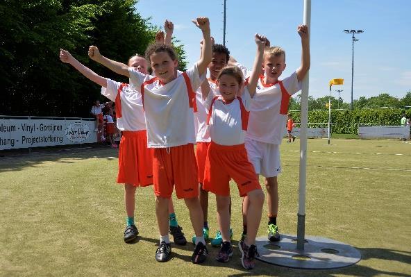 De kinderen mogen in pyjama naar school komen en eten dan tijdens of na het voorlezen hun zelf