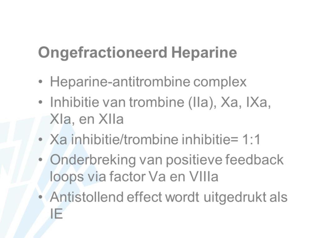 Ongefractioneerd heparine wordt geëxtraheerd uit runder- of schapenlong, of uit varkensdarmen en oefent zijn anticoagulerend effect uit via interactie met antitrombine.