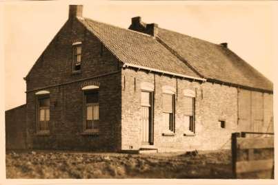 Eigenaren en bewoners van bebouwde percelen staande en gelegen in de Roolandpolder. Volgnummer 185 Huis en schuur staande en gelegen in het Rooland in Oost Wallinge aan de Tweede Kruisweg.