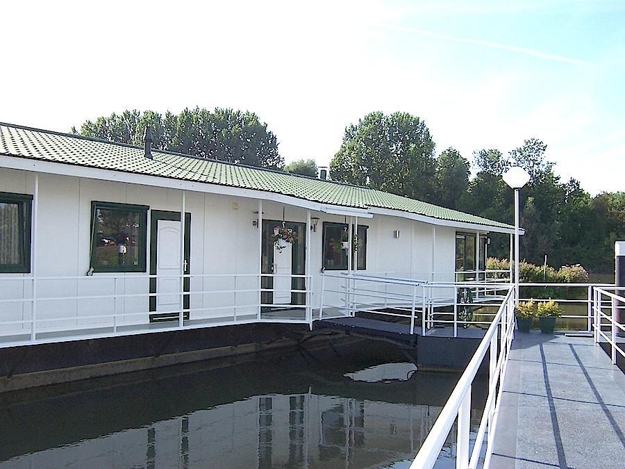 DEZE WOONARK IS MOMENTEEL NIET BESCHIKBAAR Watervilla TISSUM in de Kreeksehaven te Rotterdam Dit object wordt aangeboden door Drijvend Wonen - Niek van der Sluis EMCI gecertificeerd makelaars/