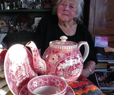 Dagelijks drinkt Lies Schaaphok versgezette thee uit haar bijna zeventig jaar oude Société Céramique theepot.