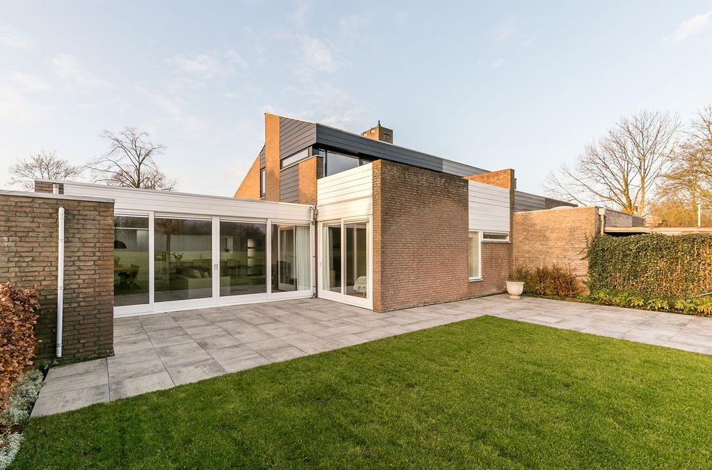 Inleiding HET MOOISTE HUIS VAN ZEIST-WEST Deze kwalitatief uitstekend gerenoveerde en verbouwde villa, type semi bungalow, is een absolute aanrader voor mensen die vooral vrij en anoniem wonen