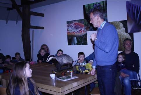 22. Peter organiseerde voor de Jeugdnatuurgroep Gestel een middag met als thema Speuren van en naar de das.