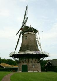 Sinds maart 2015 is Molenstichting De Hoop Sprundel eigenaar van Molen De Hoop Het is een korenmolen van het type beltmolen. Een beltmolen wordt ook wel bergmolen genoemd.