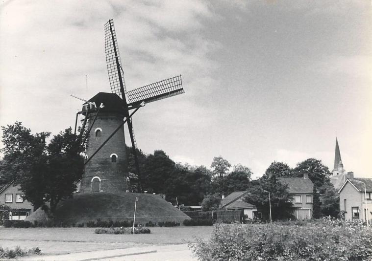 Ondanks dat Molen De Hoop op een belt staat, is er in de directe omgeving veel bebouwing en beplanting die een negatieve invloed hebben op de vrije aanvoer van de wind.