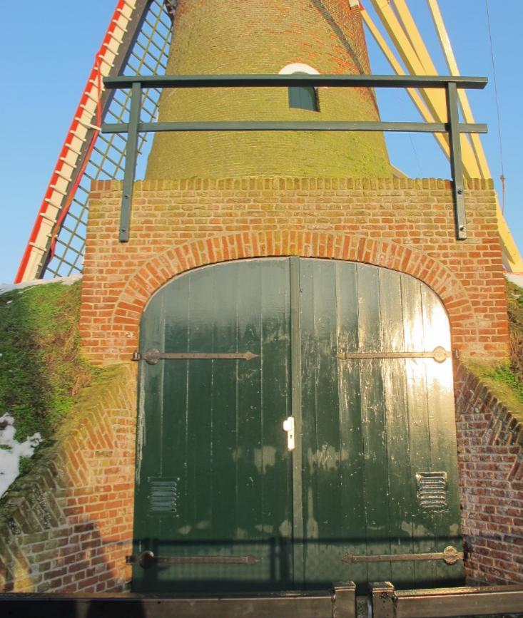 Omdat het met paard en wagen niet makkelijk is om achteruit te gaan, reden