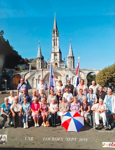 Verslag Lourdesreis van de Waterkant van 16 tot en met 21 september Op zondag 16 september vertrokken we met 24 pelgrims Yvonne Heddes en pastoor Nico Knol met de bus vanaf Ursem naar Maastricht om