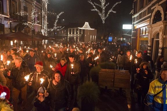 Fakkeltocht stuurgroep 22-06,07-09, 19-10, 30-11, 04-12, 14-12 Feest CLO Voorbereidingen Fakkeltocht 2015 op 24-12; interview Fakkeltochtjournaal.