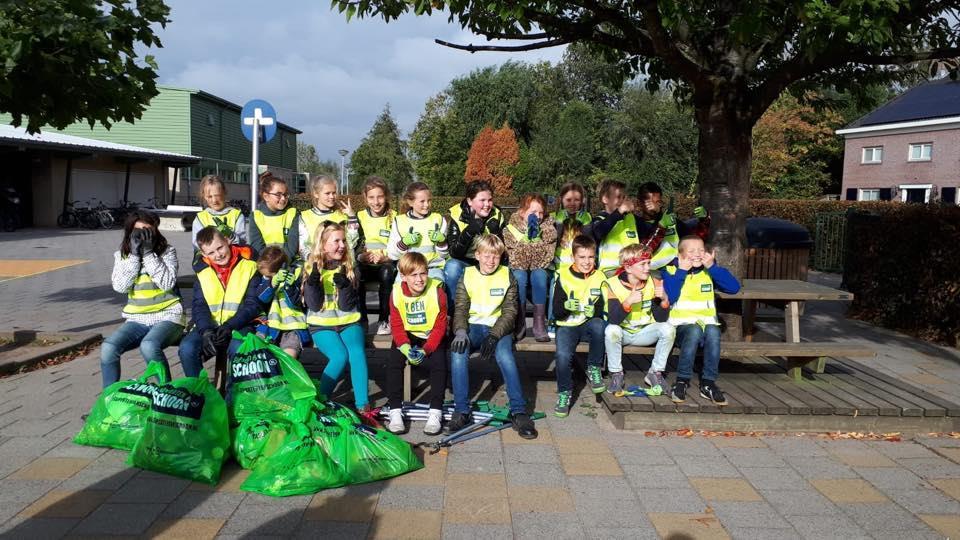 De straten in Rossum zijn weer schoon: Op dinsdag 23 oktober heeft groep 7 samen met de Dorpsraad Rossum een zwerfvuilactie georganiseerd.