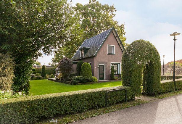 De woning is gebouwd circa 1940 is in 1979 aan de achterzijde en in 1987 aan de zijkant uitgebouwd ten behoeve van ene slaapkamer op de begane grond.