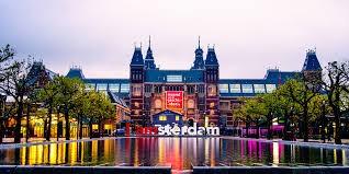 Gek op Amsterdam Amsterdam, een stad van pracht en praal. Waar iedereen zichzelf kan en mag zijn. Een stad met historie, met elkaar kruisende wegen en grachten.
