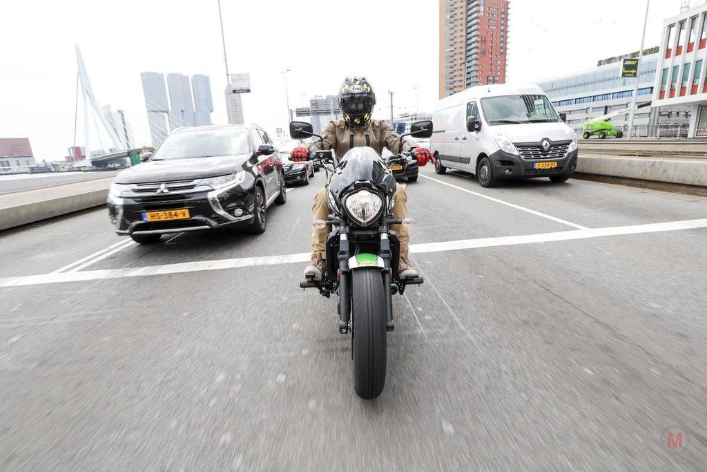 Gemotoriseerde tweewielers: sneller en minder milieubelasting Wie met de motor of scooter door de file filtert wint veel tijd.