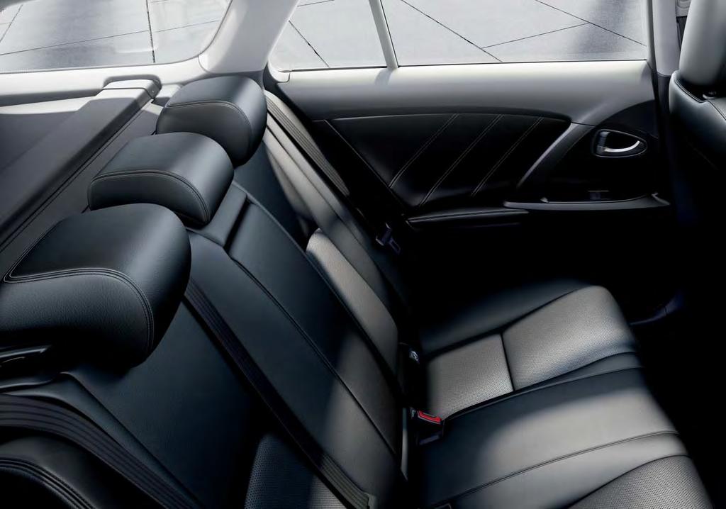 COMFORT VOOR AL UW ZINTUIGEN In het slim ontworpen interieur van de nieuwe Avensis komt u volledig tot