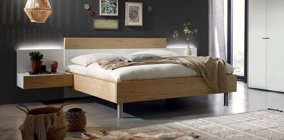 L encadrement du lit, la tête de lit et les façades offrent beaucoup de liberté pour les combinaisons attrayantes avec le bois, le laqué et les rembourrages doux.