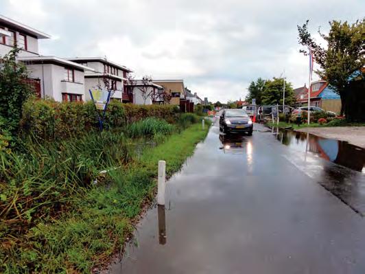 In het bestaande asfalt van de hoofdrijbaan worden gaten geboord waardoor prefab betonnen heipalen worden geslagen.