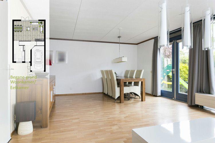 De woonkamer strekt zich uit over de volle breedte van de woning en is samen met de keuken ruim 38 m2.