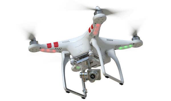 De drones vliegen ons rond de oren. Maar wat is een drone? Het is een onbemand luchtvaartuig zonder een bestuurder of piloot aan boord. Drone is een Engels woord dat dar of mannetjes bij betekent.