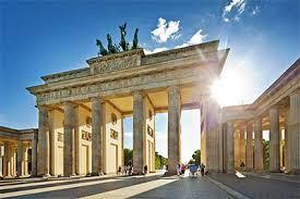 We verkennen Unter den Linden, de Brandenburger Tor (het symbool van Berlijn), Gendarmenmarkt (één van de mooiste pleinen van Europa), Bebelplatz ( waar de boekverbranding van 1933 plaats vond ), Ku