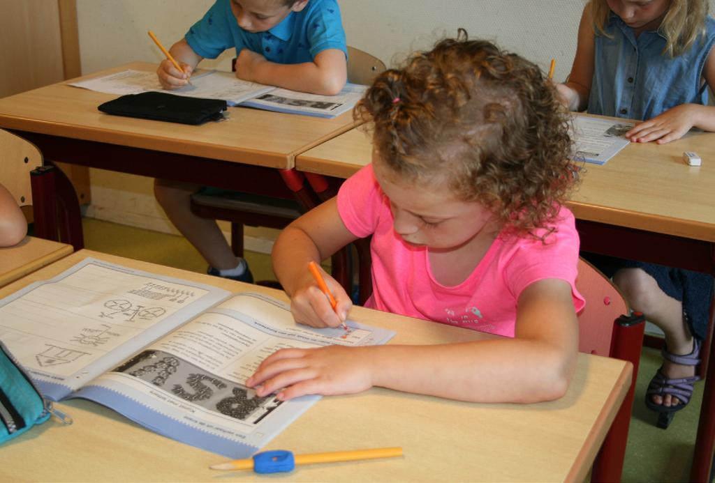 Juni Schoolgids & Jaarkalender / Schoolkamp groep Schoolkamp groep Schoolkamp groep e Pinksterdag e Pinksterdag 0 Studiedag, alle kinderen vrij Schoolfotograaf Open podium groepen -B en - Vaderdag