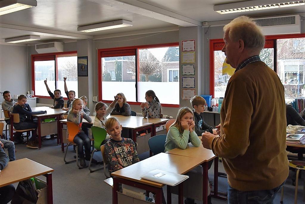 Zijn bezoek diende ook als voorbereiding op de Herdenking van 9 maart a.s.. De kinderen waren zeer onder de indruk.