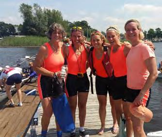 WEDSTRIJDROEIEN 10 Marian Rutgers Coastal rowing op Loosdrecht Met vlaggen en toeters Mastersroeien Op 10 juni deden we met een dames-trompploeg mee aan een wedstrijd coastal rowing op Loosdrecht.