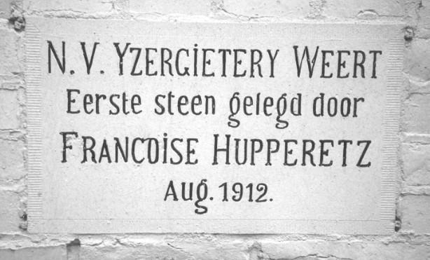 11/11 De eerste steenlegging is in aug. 1912 door de toen 11 jarige Francoise Hupperetz verricht. Tussen de eerste bekendmaking in 1910 en de eerste gieting in 1912 zitten een kleine 3 jaar.