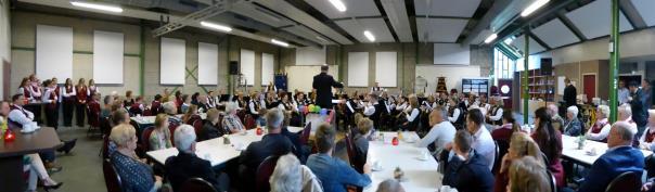 De Harmonie sloot haar deel af met de Glenn Miller parade, een medley met voor alle ouderen onder het publiek alle bekende klassiekers van deze bekende na-oorlogse