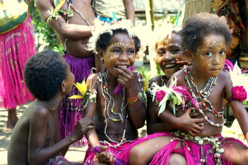 Rondom de stad bevinden zich verschillende kokospalm plantages. Dat er veel verschillende volkeren in Papoea-Nieuw-Guinea leven is ook in Madang goed merkbaar. In de Madang provincie wonen ruim 350.