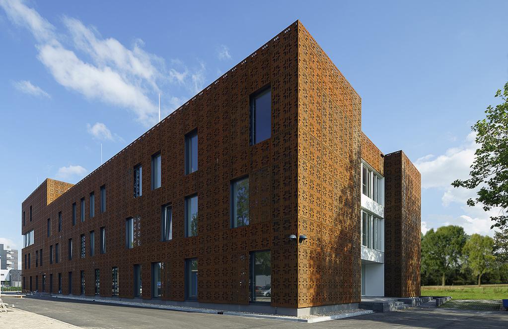 hoofdentree en zijgevel gebouw bestaande situatie nieuwe situatie opdrachtgever Fier Fryslan opgave 32 zorgappartementen, 2 groepswoonkamers, kantoren, behandelruimten, kinderopvang en