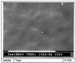 Virtuon nieuw Virtuon na levensduur Deze microscoopopnamen van het urethaan-acrylaat oppervlak van Trespa Virtuon laten zien dat er geen verschil is tussen nieuw materiaal en materiaal waarop 10 jaar
