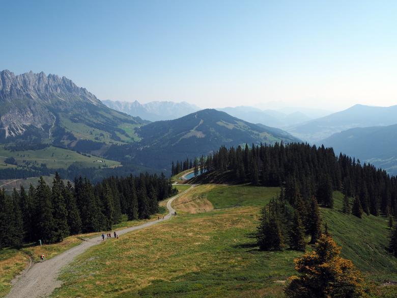 Daar staan veel informatieborden en er zijn bankjes met zicht op de Hochkönig.