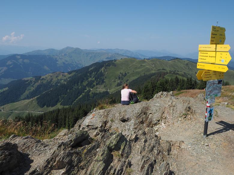 Onze volgende geplande bestemmingen, een naamloze bergtop links achter de Schneeberg en de Schneebergkreuz meer rechts, zijn vanaf deze hoogte al goed te zien.