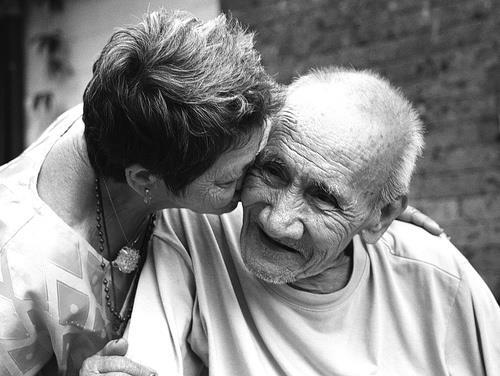 De heer Veenstra* 84 jaar, gehuwd, seniorenwoning, zeer betrokken dochter* Medische voorgeschiedenis 2009 CVA(infarct) links, krachtsverlies rechterzijde.
