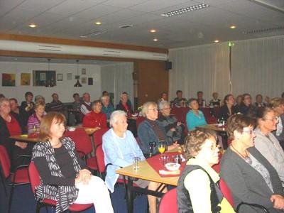 Mantelzorgers en afgevaardigden uit de informele zorg in de gemeente Nijkerk werden voor deze gelegenheid uitgenodigd voor een gezellige middag. Het programma werd geopend door wethouder G.S.