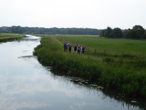 Na een uitgebreide sessie voor het plaatsen van stempels gingen 18 mensen op pad. Maar we waren de deur amper uit toen we al moesten stoppen voor de groepsfoto.