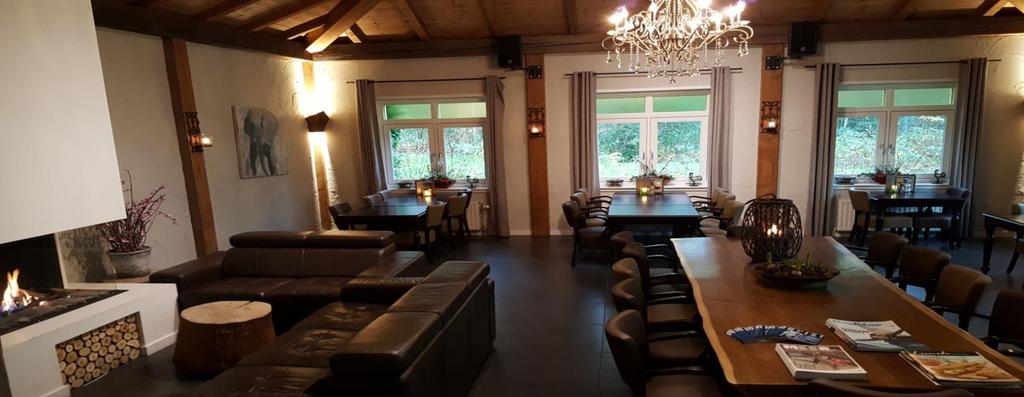 De zaal impressie Brasserie Woods beschikt over een aantal mooie plekjes die uitermate geschikt zijn voor het geven van feesten.