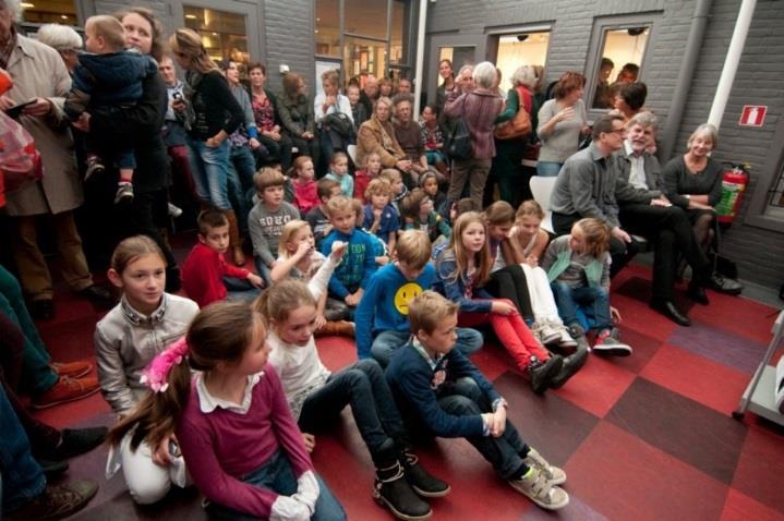 Dat kan op de scholen, in het gemeentehuis, zoals onder in