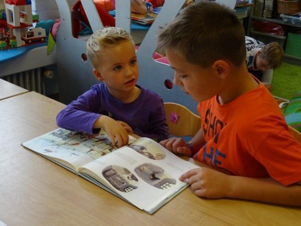 Door met kinderen te praten over boeken worden kinderen gestimuleerd actief met taal bezig te zijn. Kinderen leren goed luisteren wanneer ze voorgelezen worden en het kind leert zich concentreren.