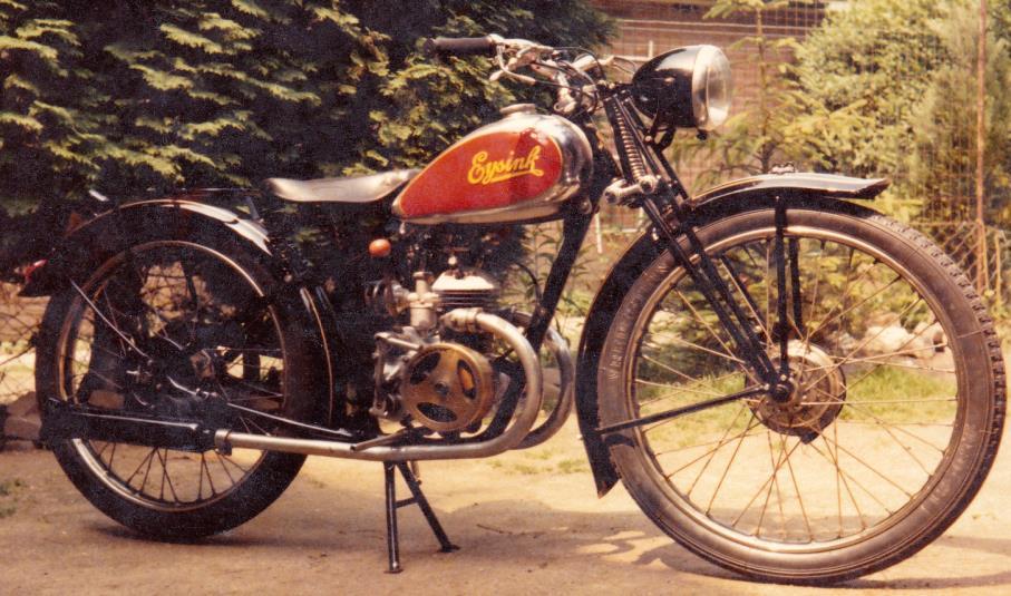 Mijn tweede grote hobby is het sleutelen aan en restaureren van oude en vooroorlogse motorfietsen en heb ik onder ander