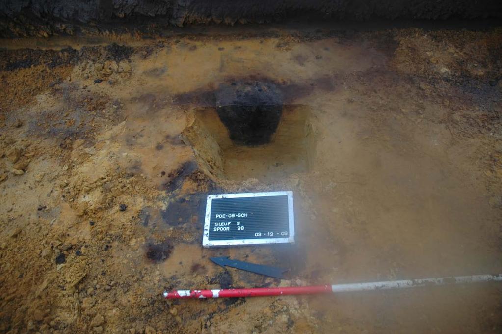 Er werden ook een aantal zeer duidelijke paalsporen gevonden met een donkergrijze tot zwarte vulling. In de bijmenging zat ook redelijk wat houtskool en een klein beetje baksteenspikkels.