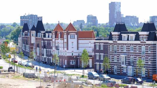 Een verzorgde voordeur met statig lijstwerk en de accenten in het metselwerk boven en rond de ramen maken het huis een thuis.