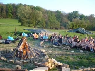 Je moet dus stevige stokken zoeken die de palen van de tent vormen Als je haringen nodig hebt zal je ze zelf moeten maken, misschien